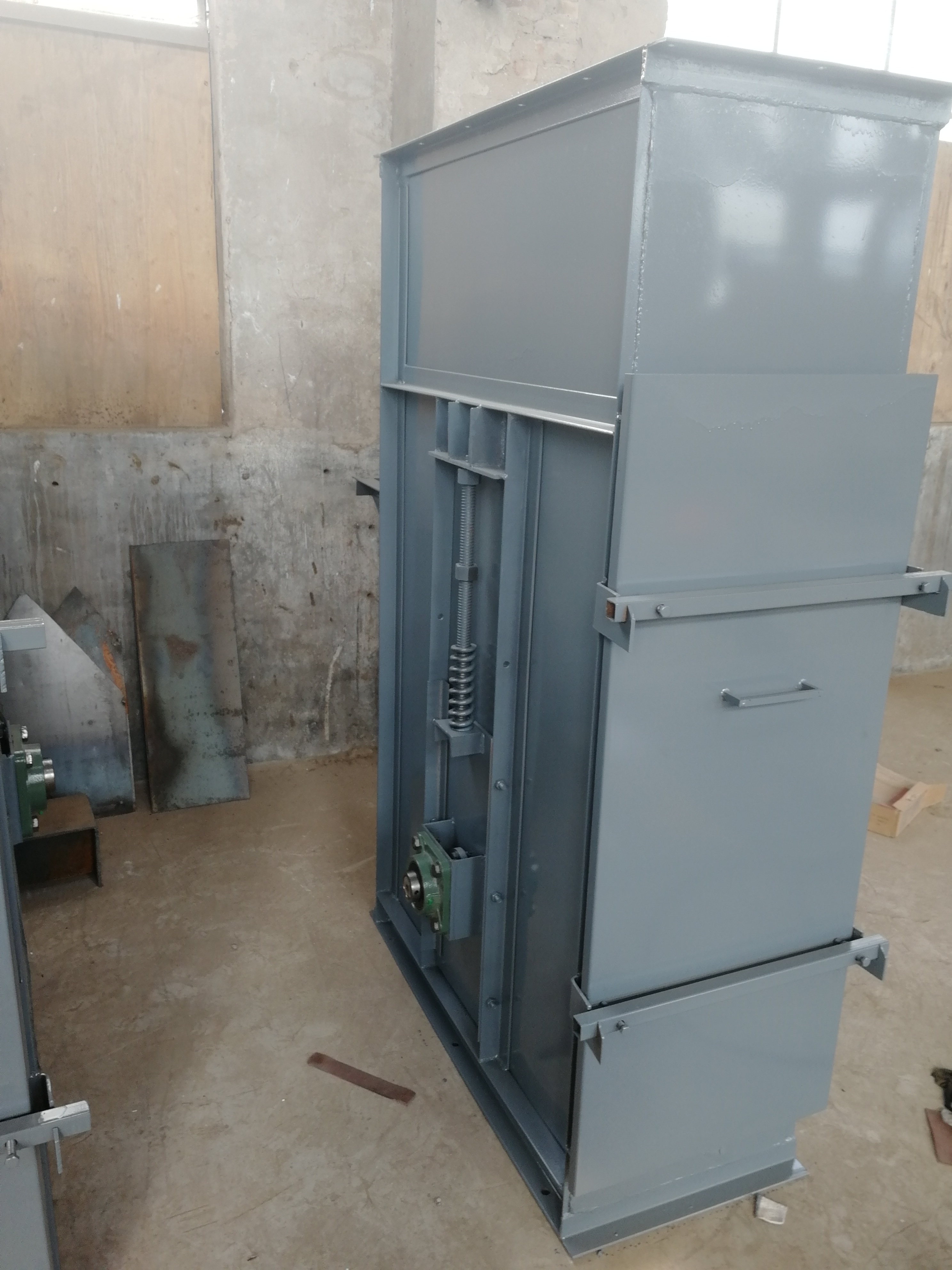 斗式提升機(jī)頭尾輪嚴(yán)重磨損的原因是什么?(斗式提升機(jī)的各部分名稱)